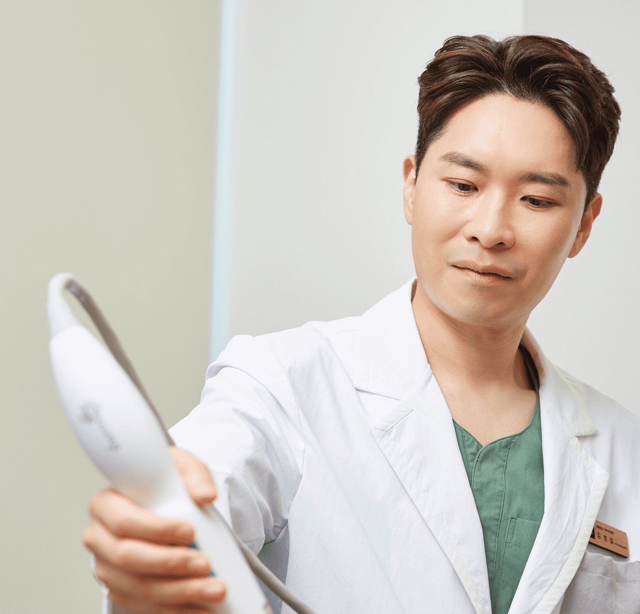 리프팅 핸드피스를 들고 있는 김병철 대표원장